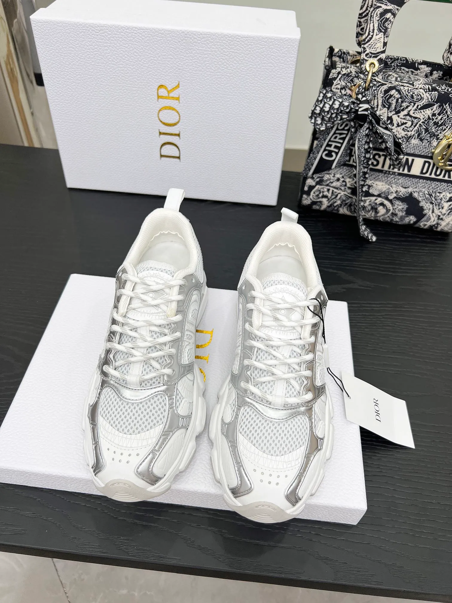 👟👟Ex-factory price 560👟👟 The official website is updated simultaneously with the 2025 model. This Dior Chrono sneaker reinterprets running shoes in Dior's high-end style. Gray mesh fabric is paired with tonal suede calfskin panels, the CD logo on the side, the star patch on the tongue and the Dior logo on the heel, all in classic fine detail. Featuring two-tone laces and a lightweight sole with star graphics, they can be worn year-round. Size: Women’s size 35-41 (35/42 can be customized) Color: 12 colors available